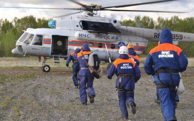 一架接載遊客觀賞火山景色的觀光直升機，在遠東區堪察加半島墜落湖中。網圖