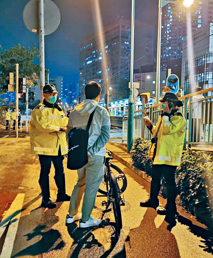 警方在屯門區打擊單車違例事項。