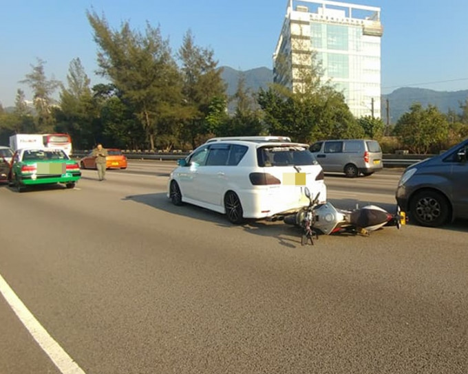 電單車翻側。網民Jason Choi攝