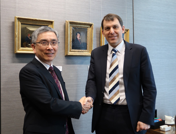 劉怡翔（左）與英國財政部經濟事務秘書John Glen（右）會面，討論如何促進香港與英國的金融聯繫。 政府圖片