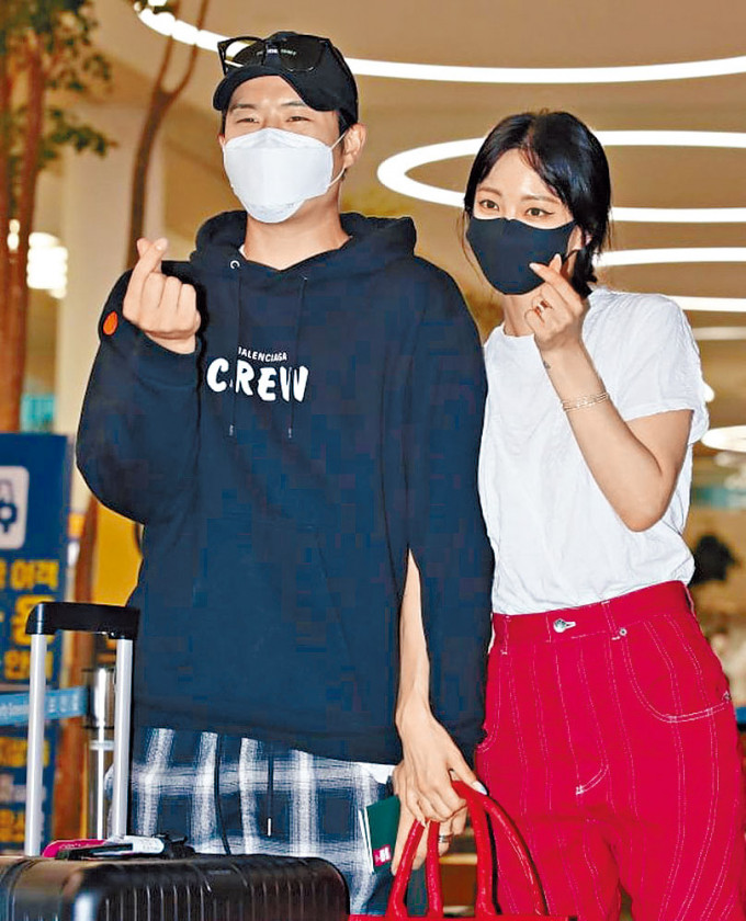 韓藝瑟拖男友返抵韓國，更在傳媒面前派心晒恩愛。
