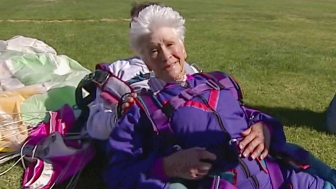 諾蘭（Clare Nowland）曾在80歲生日時以挑戰降落傘作為慶祝。 美聯社