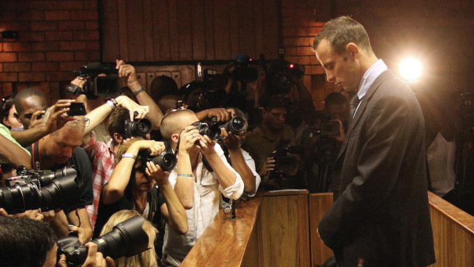 2013年2月20日，即案發後不久，皮斯托留斯（Oscar Pistorius）出庭應訊吸引大批傳媒採訪。 美聯社