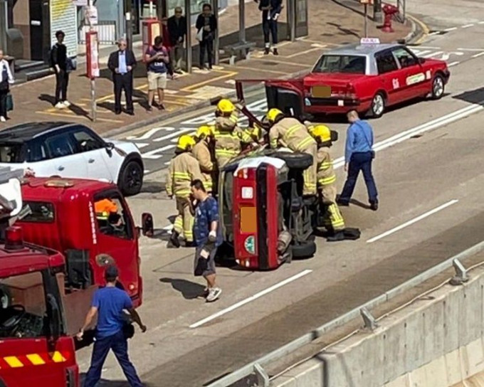 消防员合力将司机救出送院。图:网民Kvn Chan‎ 香港突发事故报料区