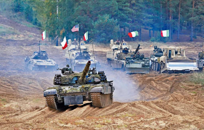 ■美、加、波蘭、意大利的軍車和坦克，九月在拉脫維亞聯合演習。
