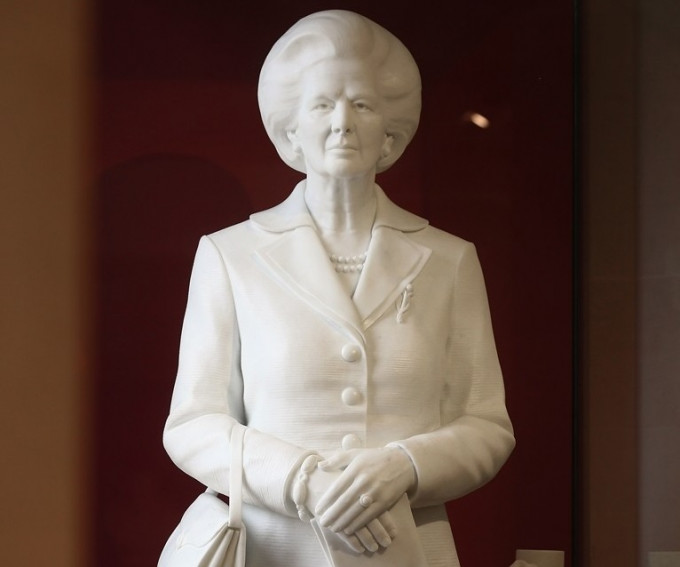 2002年，倫敦一間藝術館展出的戴卓爾夫人大理石雕像，亦曾遭人砍頭。