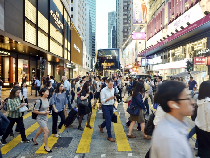 政府宣布向18歲或以上的香港永久性居民發放1萬元。資料圖片