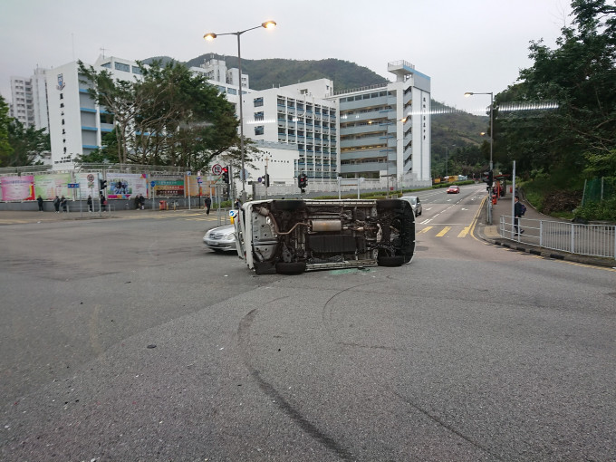 涉事七人車被撞後翻側路中。  香港突發事故報料區FB/網民Hanson Chan‎圖