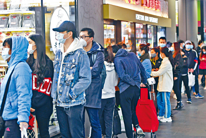 ■墨爾本昨日宵禁之前，市民趕到超市排隊購買食物和生活用品。
