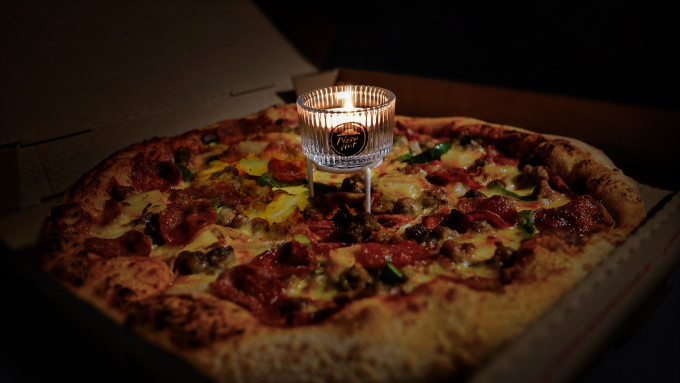 Pizza Hut今日推出只限一晚「#PizzaHutDarkSide 限定蠟燭套裝」。
