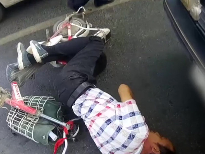男子碰瓷躺在车前不起来，没想到竟撞上了警车。（网图）