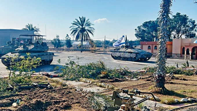 以軍周二發布的照片可見以坦克在拉法口岸的加沙一側行進。