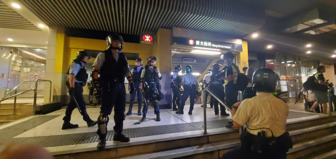 警员凌晨12时驱散示威者。