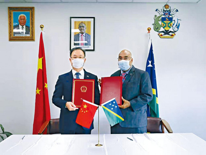 中国和所罗门群岛本月初草签安全合作框架协议。
