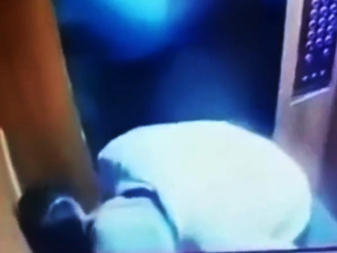 廣西一名老翁在電梯內一名6歲女童伸狼爪。　影片截圖