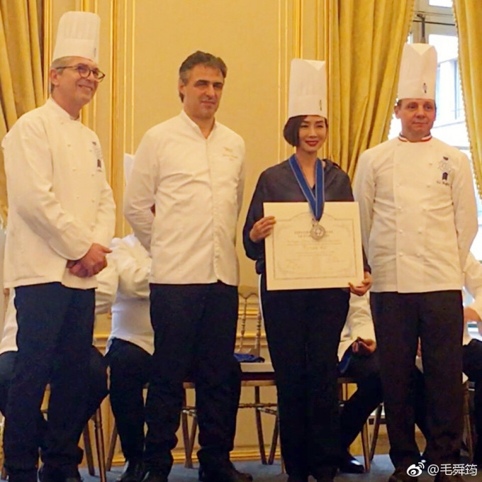 毛舜筠完成法國藍帶廚藝課程。
