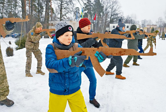 十二歲的男童尤里上周六在基輔附近，與烏克蘭志願軍一起受訓。　