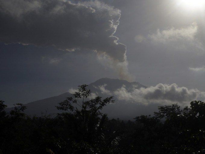 阿貢火山噴發，受火山灰影響，峇里島機場需關閉，多個航班取消。AP