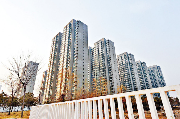 中国国家统计局昨日公布，10月70个大中城市商品住宅销售价格按年升幅继续收窄，逾6年半以来最低。