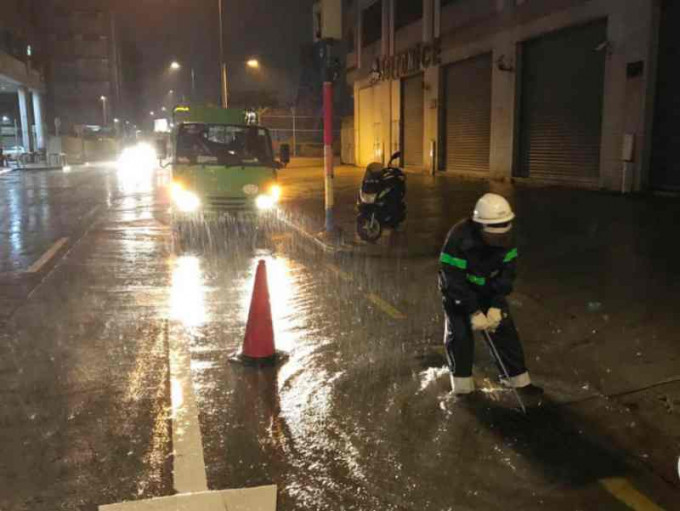 多处低洼地区出现水浸市政署加派人员清理雨水井以加快排水。图:mo gov