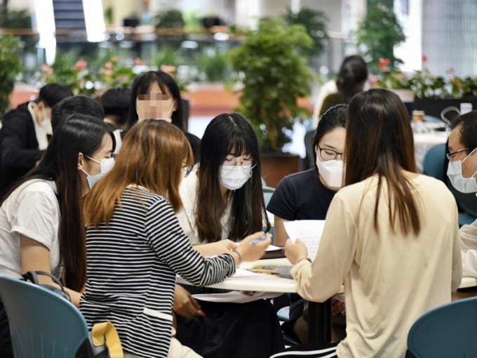 中文大學一項調查顯示，受訪青年對未來香港社會的樂觀程度，10分滿分中僅得2.95分，並有近6成人希望移民。資料圖片