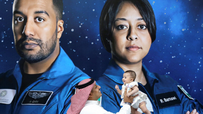 首位沙地阿拉伯女太空人巴纳维(Rayyana Barnawi)参与今次的升空旅程。(路透社)