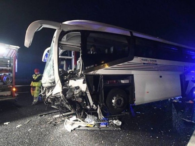 旅游巴车头严重损毁。 网上图片