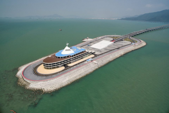 有网民用航拍拍摄到人工岛防坡堤边缘出现「狗牙」状。「UAVHongKong 香港无人机航拍会」fb群组