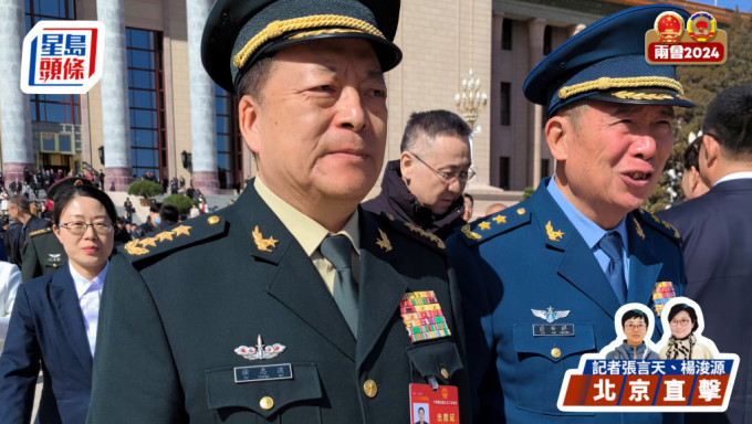 徐忠波上將(左)昨日出席兩會，和他同行的徐安祥是空軍副司令員。張言天攝。
