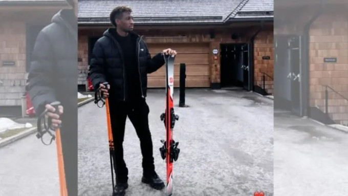 京士利高文攞住滑雪板擺姿勢的照片嚇死拜仁球迷。網上圖片