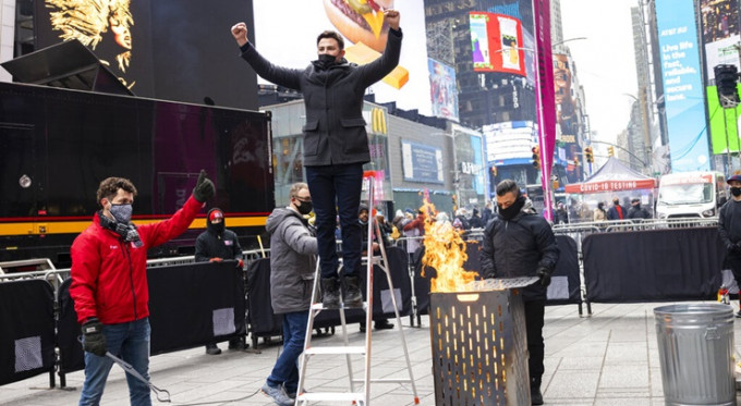 纽约时代广场举行「慢走不送日」让民众烧掉新一年想摆脱的事情。AP图片
