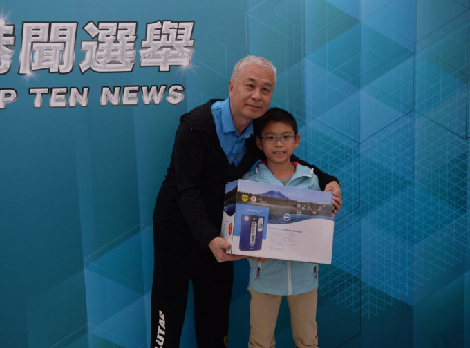 獲得學生組頭獎的保良局錦泰小學小五學生羅浩綱指，平時經常留意新聞報道。