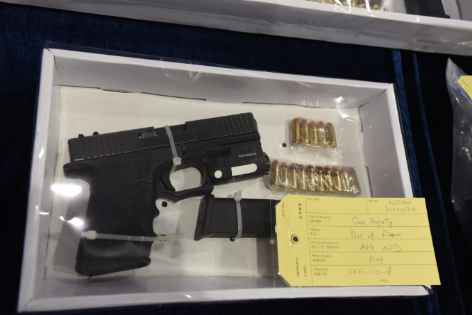 警方检获一支P80自动手枪。