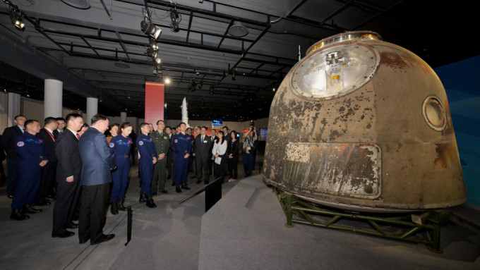 陈国基（前）陪同中国载人航天代表团参观「中国载人航天工程展」。