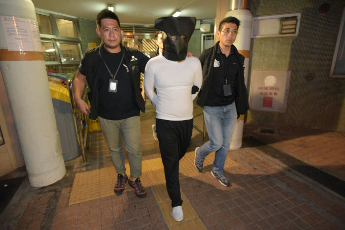 警方押男子返回天逸邨寓所搜查，但無發現。