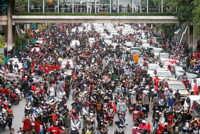 上千民眾騎電單車或開車連續按喇叭，表達對政府抗疫不力的不滿。路透社圖片