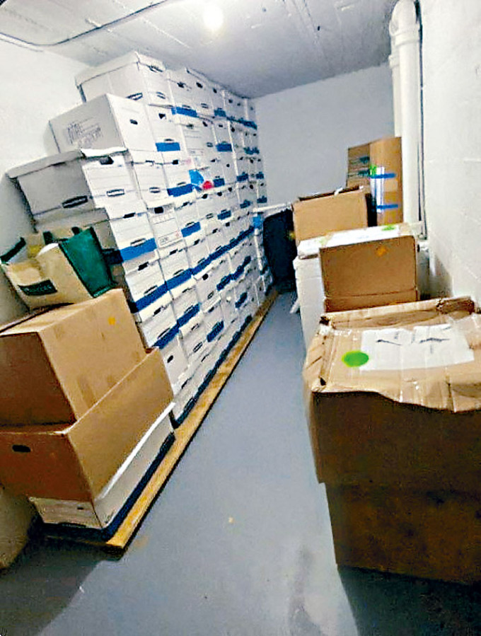 特朗普將多箱文件放在儲物室。