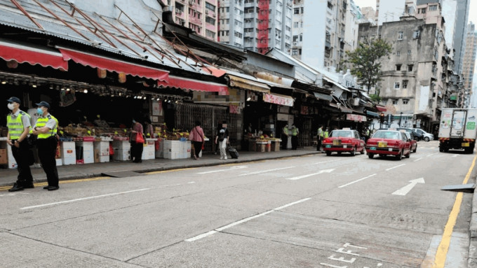 警方食环打击油麻地违泊阻街，共发出20张定额罚款通知书。警方提供