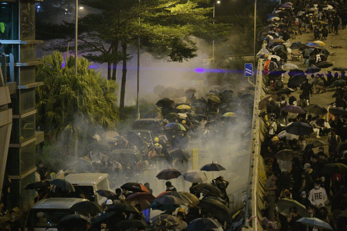 警方去年11月中旬圍堵理大，大批示威者欲營救理大內的示威者，與警方爆發激烈衝突。資料圖片