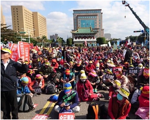 大批示威者在台北凱達格蘭大道靜坐。自由時報