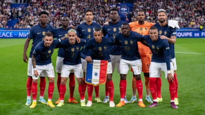 巴黎聖日耳門射手麥巴比(前排右一)誓助法國衛冕世盃以證身價。網上圖片