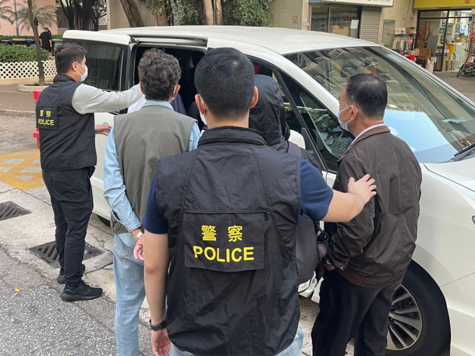 4翁涉嫌在荃湾聚赌被捕。