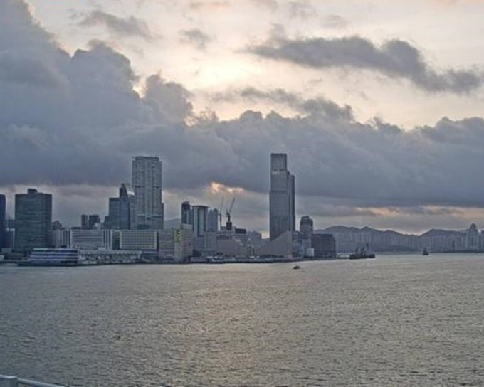 多云有骤雨，最高30度。天文台图片