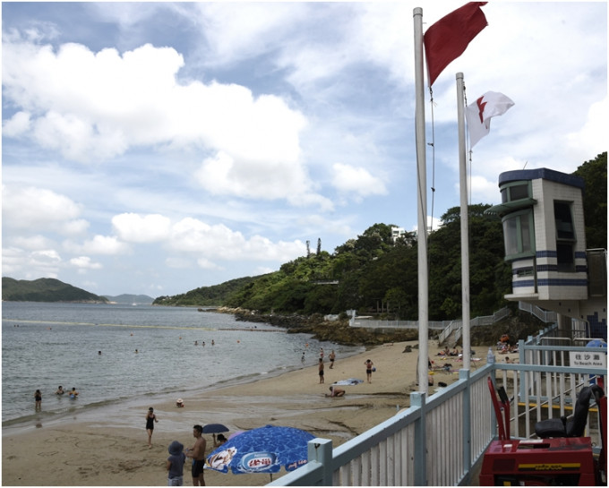 由於大浪關係，多個泳灘掛紅旗。