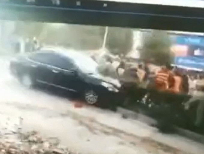 私家车撞向人群。影片截图