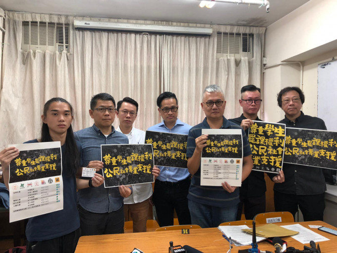 刘家柊（左一）指，约百名社工计画于罢课集会现场，为学生提供情绪支援。