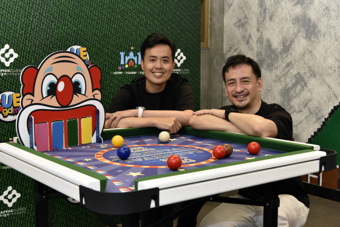 傅家俊(左)聯同設計師梁慶紀研發兒童桌球遊戲枱CUE GAMES。相片由公關提供