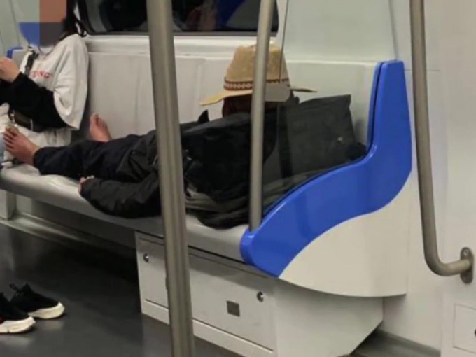 老伯在地铁除鞋躺在4座位上。(网图)