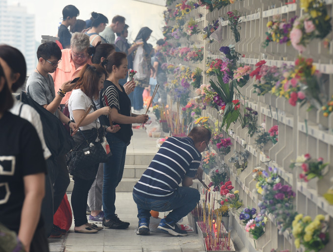 张建宗呼吁市民改为清明节前后前往扫墓。资料图片