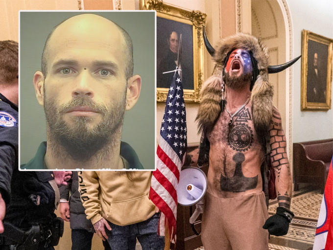 美國會山莊暴亂標誌性人物「牛角男」被判囚41個月。AP圖片